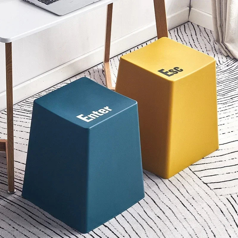 Tabouret clavier coloré – Repose-pieds design