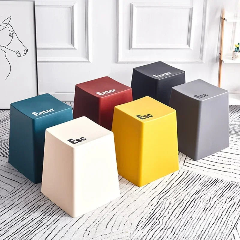Tabouret clavier coloré – Repose-pieds design